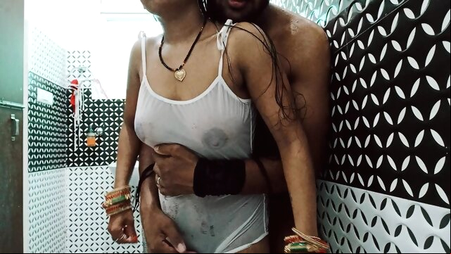 Hot Indian Bhabhi ki Zordaar Bathroom Mai amateur blowjob couple
